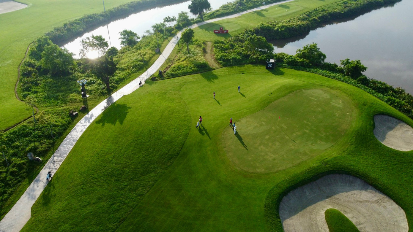 Khi cơn mưa qua đi, bầu trời Vũ Yên tươi xanh trở lại và bóng các golfer trải dài dưới ánh nắng. Họ đã thể hiện tinh thần thể thao và sự chuyên nghiệp cao nhất, cũng như ý chí sẵn sàng vượt qua mọi thử thách.