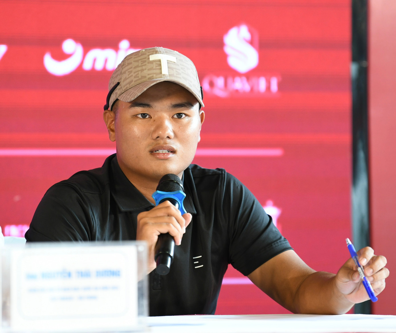 Golfer Nguyễn Nhất Long chia sẻ tại buổi gặp mặt báo chí. Golfer Nguyễn Nhất Long chia sẻ tại buổi gặp mặt báo chí.