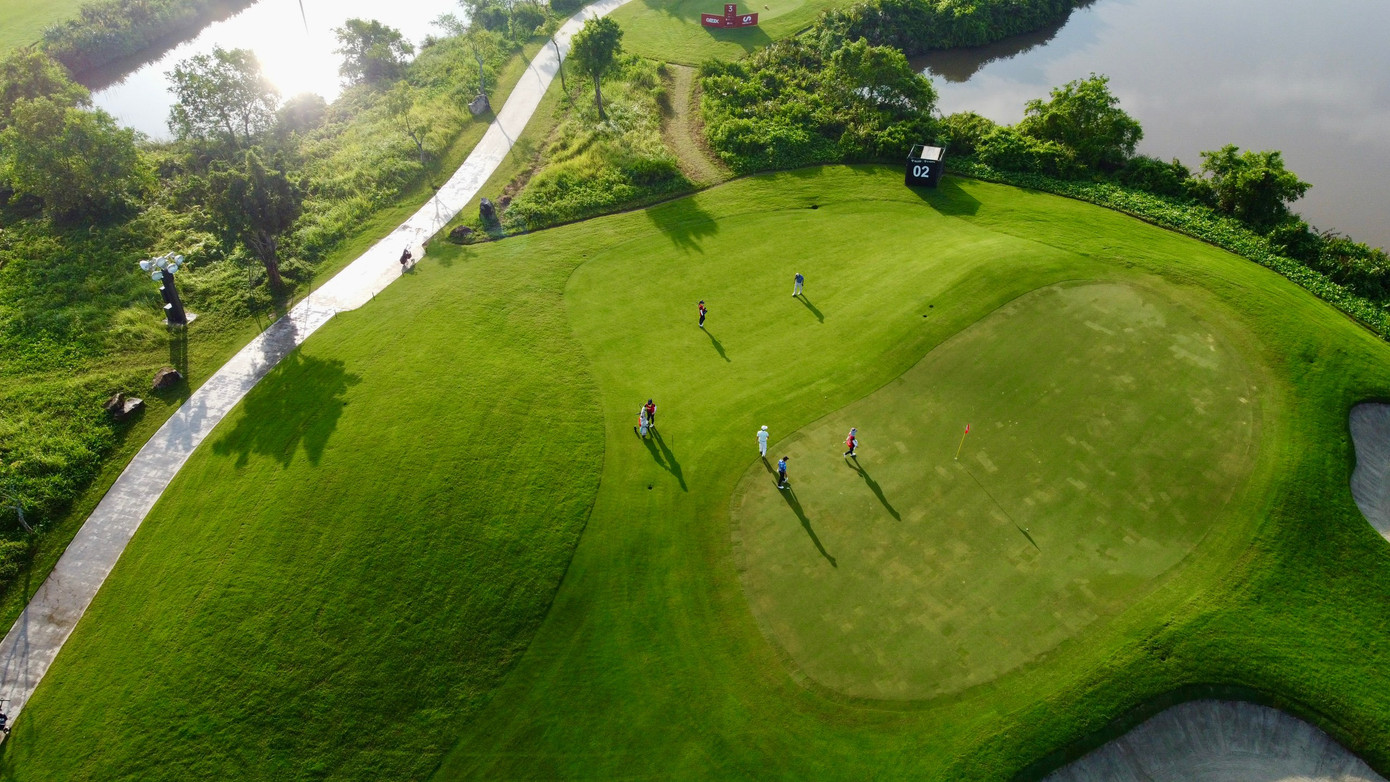 Khi cơn mưa qua đi, bầu trời Vũ Yên tươi xanh trở lại và bóng các golfer trải dài dưới ánh nắng. Họ đã thể hiện tinh thần thể thao và sự chuyên nghiệp cao nhất, cũng như ý chí sẵn sàng vượt qua mọi thử thách.