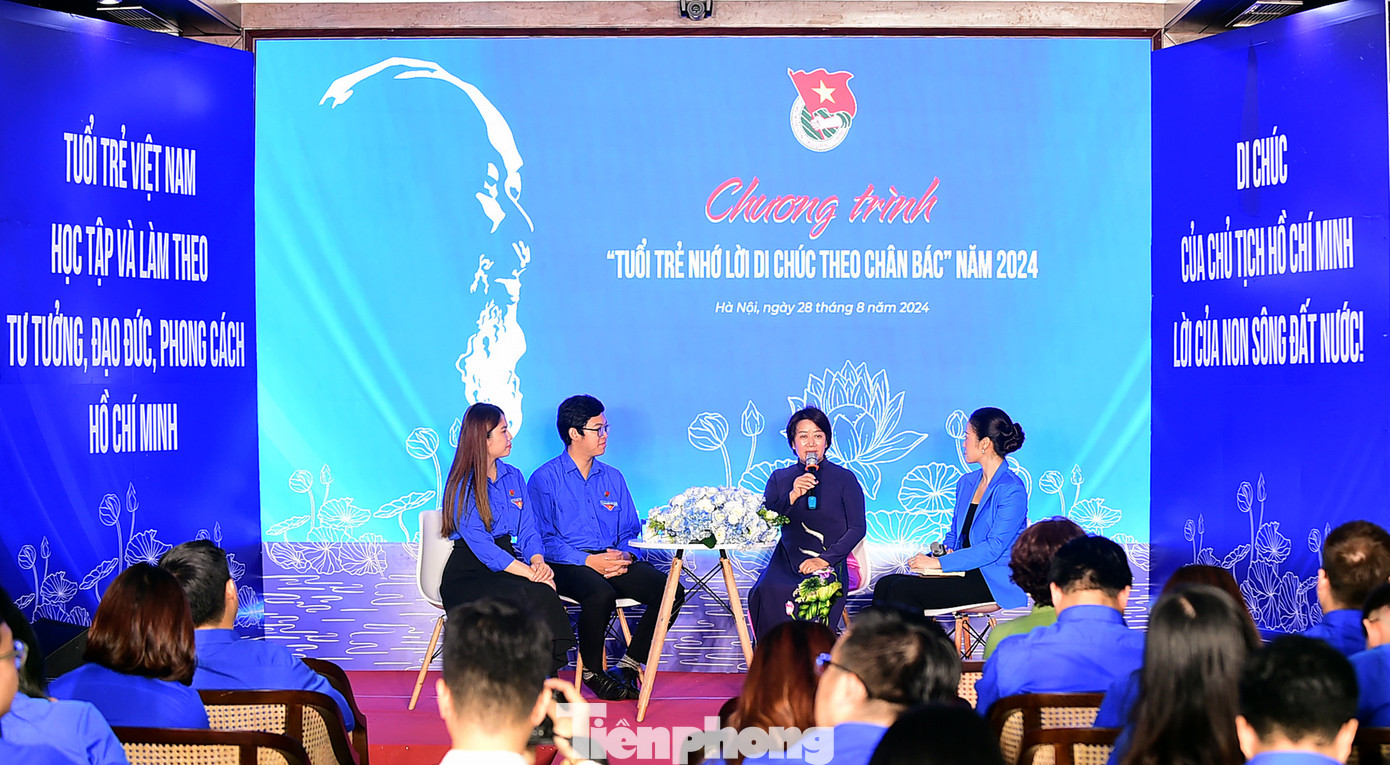 Bà Cù Thị Minh chia sẻ tại chương trình. Ảnh: Xuân Tùng