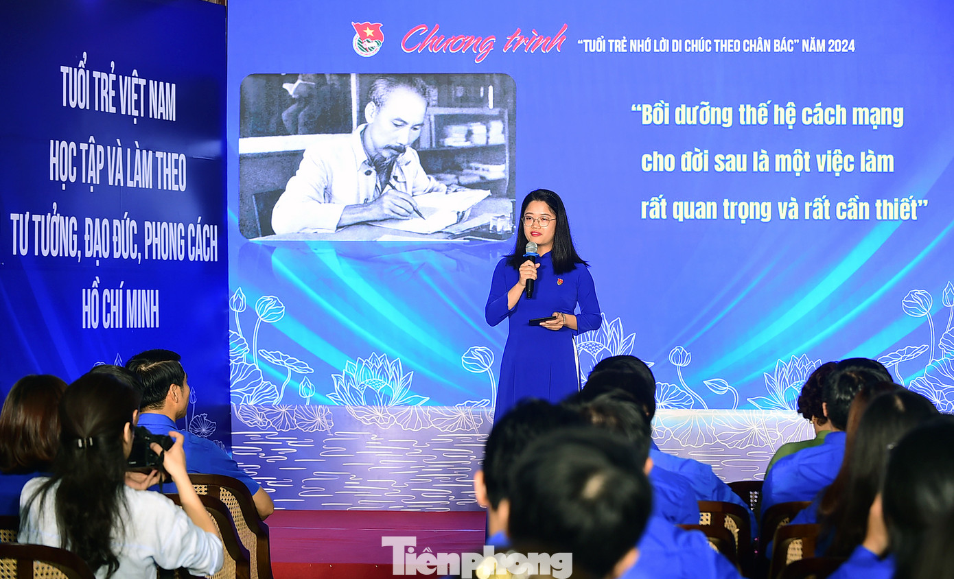 Chị Lê Thị Hồng Nhung chia sẻ tại chương trình. Ảnh: Xuân Tùng