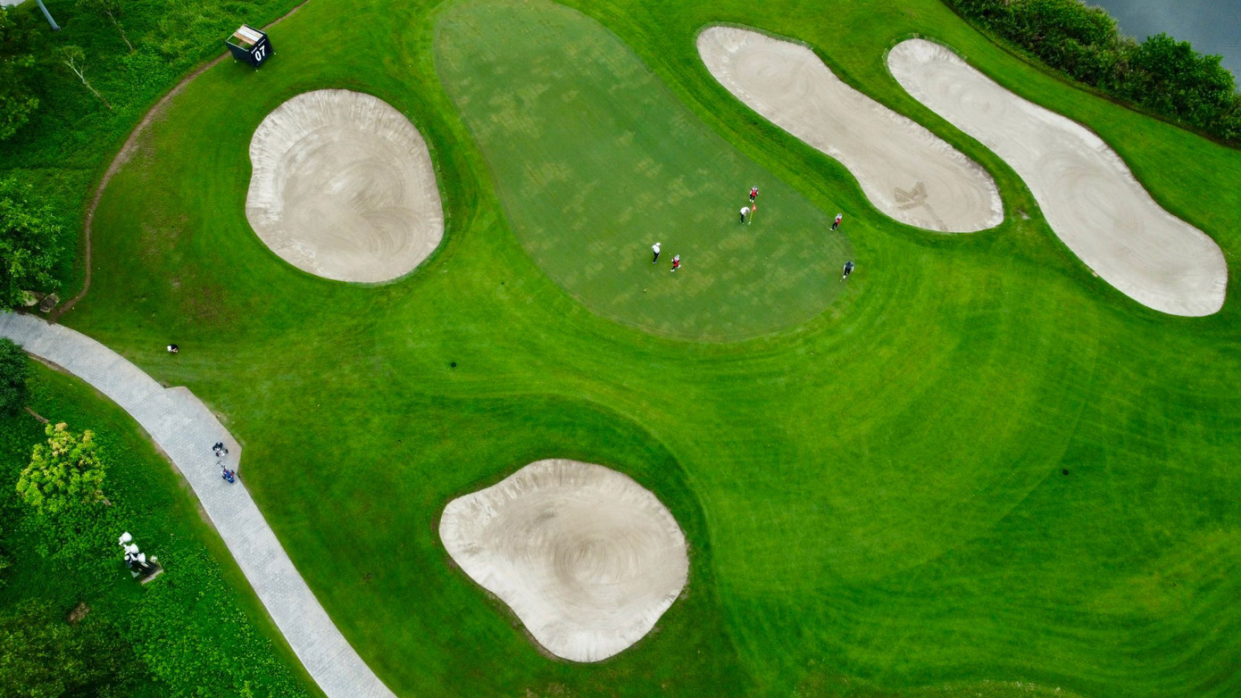 Bất chấp điều đó, không ít golfer đã có một ngày thi đấu xuất sắc, đạt điểm âm so với 72 gậy chuẩn.