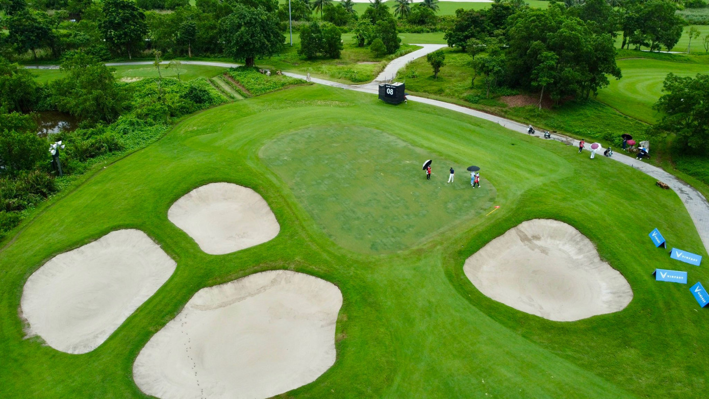Trong ngày đầu tiên Giải Vô địch Golf Quốc gia 2024, Cúp VinFast - Hải Phòng, sân đấu không phải là thử thách duy nhất tại Vinpearl Golf Hải Phòng. Những cơn mưa bất chợt đổ xuống vào buổi sáng và càng lớn hơn vào buổi chiều tạo ra nhiều khó khăn cho các golfer.