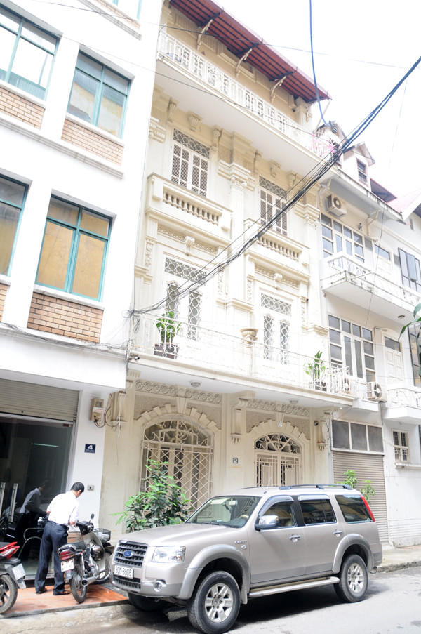 Ngôi nhà bốn tầng khang trang (sơn màu vàng)của ông Dương Chí Dũng. Ảnh: Tuấn Nguyễn