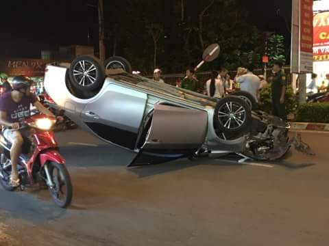 Xe 4 chỗ lật ngửa sau khi tông đổ biển báo giao thông ảnh 1