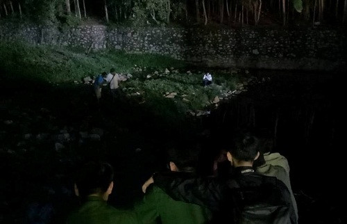 Rủ nhau ra kênh tắm, 2 bé trai đuối nước thương tâm ảnh 2