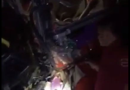 Xe khách tông vào xe tải, hàng chục người bị mắc kẹt ảnh 1