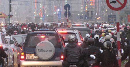 Cảnh dòng người chen chúc chờ đèn giao thông tại nút giao giữa đường Kim Liên mới và Phạm Ngọc Thạch