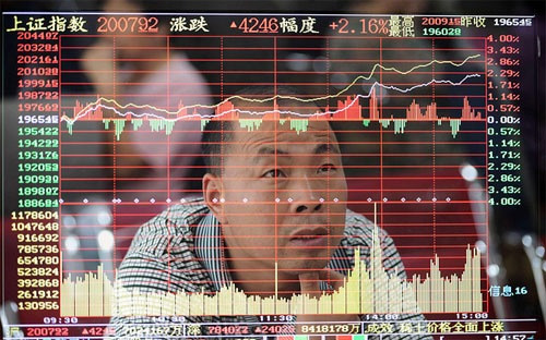Hệ số P/E (giá/cổ phiếu) - một thước đo về độ đắt đỏ của cổ phiếu - của chỉ số Shanghai Composite Index hiện ở mức 10,7 lần, so với mức 29 lần ở thời kỳ đỉnh cao năm 2009. Ảnh: AP