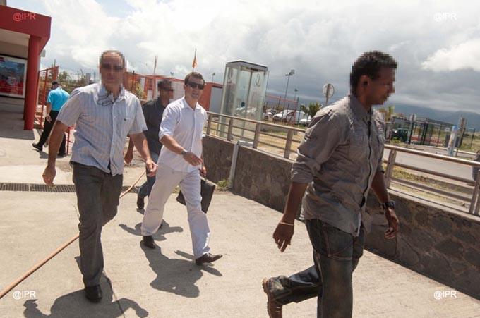 Lực lượng cảnh vệ Pháp thực tập bảo vệ yếu nhân dưới sự hướng dẫn của lực lượng SPHP hôm 14-3. Ảnh: IPR . Lực lượng cảnh vệ Pháp thực tập bảo vệ yếu nhân dưới sự hướng dẫn của lực lượng SPHP hôm 14-3. Ảnh: IPR