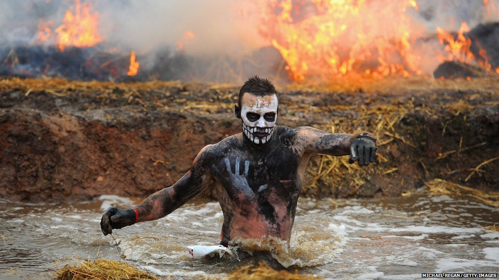 Một vận động viên đang hoàn thành phần thi của mình trong cuộc thi chạy bền Tough Guy Challenge được tổ chức hàng năm tại Telford (Anh). Các vận động viên phải vượt qua các chướng ngại vật như nước nóng, lửa và cả vùng băng tuyết. Ảnh: BBC