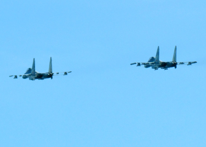 Sau khoảng 15 phút bay trên bầu trời đảo Song Tử Tây, hai chiếc SU30 nghiêng cánh chào quân dân trên đảo, bay trở về đất liền