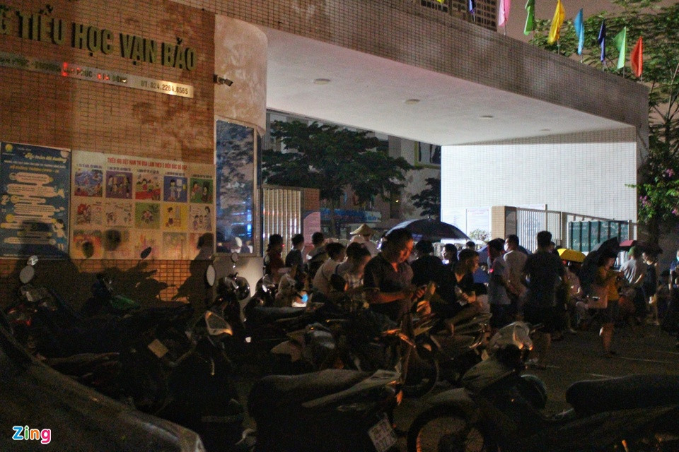 Nhiều phụ huynh tại quận Hà Đông xếp hàng cả đêm để tranh suất học lớp 1 cho con. Ảnh: Ngọc Bích. Nhiều phụ huynh tại quận Hà Đông xếp hàng cả đêm để tranh suất học lớp 1 cho con. Ảnh: Ngọc Bích.