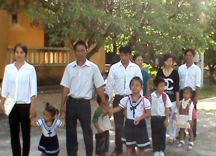 Các em nhỏ đảo Song Tử Tây tung tăng theo chân cha mẹ đến lớp học