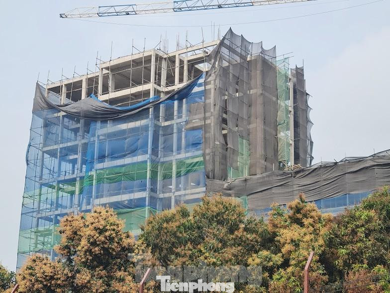 Theo nghi nhận của PV hồi đầu tháng 4/2021, dù UBND thị xã Sơn Tây yêu cầu đình chỉ tuyệt đối không được phép xây dựng nhưng chủ công trình tại thôn Đồi Vua vẫn cho công nhân rầm rộ thi công, hoàn thiện công trình.