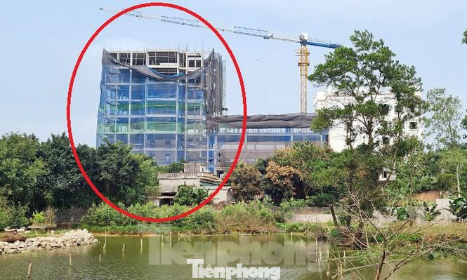 Dù đã hết thời gian khắc phục hậu quả nhưng đến nay công trình vi phạm (phần khoanh đỏ - PV) cao 9 tầng trên đất trồng cây lâu năm tại thôn Đồi Vua vẫn "chình ình".