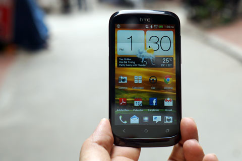 Màn hình Super LCD kích thước 4 inch, độ phân giải 480x800 hiển thị khá sắc nét