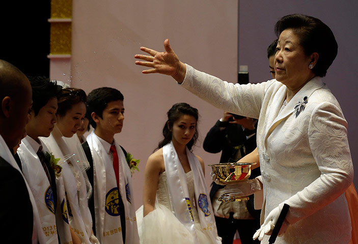 Bà Hak Ja Han Moon vẩy nước thánh cầu phúc cho các cặp đôi mới cưới