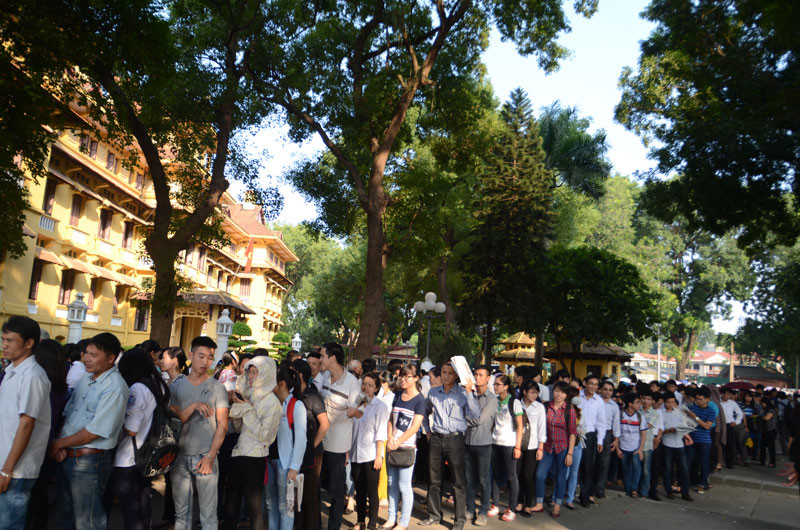 Hàng dài người vẫn nối đuôi nhau 