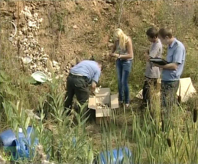 Cơ quan chức năng có mặt tại khu vực phát hiện thấy hàng trăm hài nhi đựng trong thùng rác. Ảnh: RT