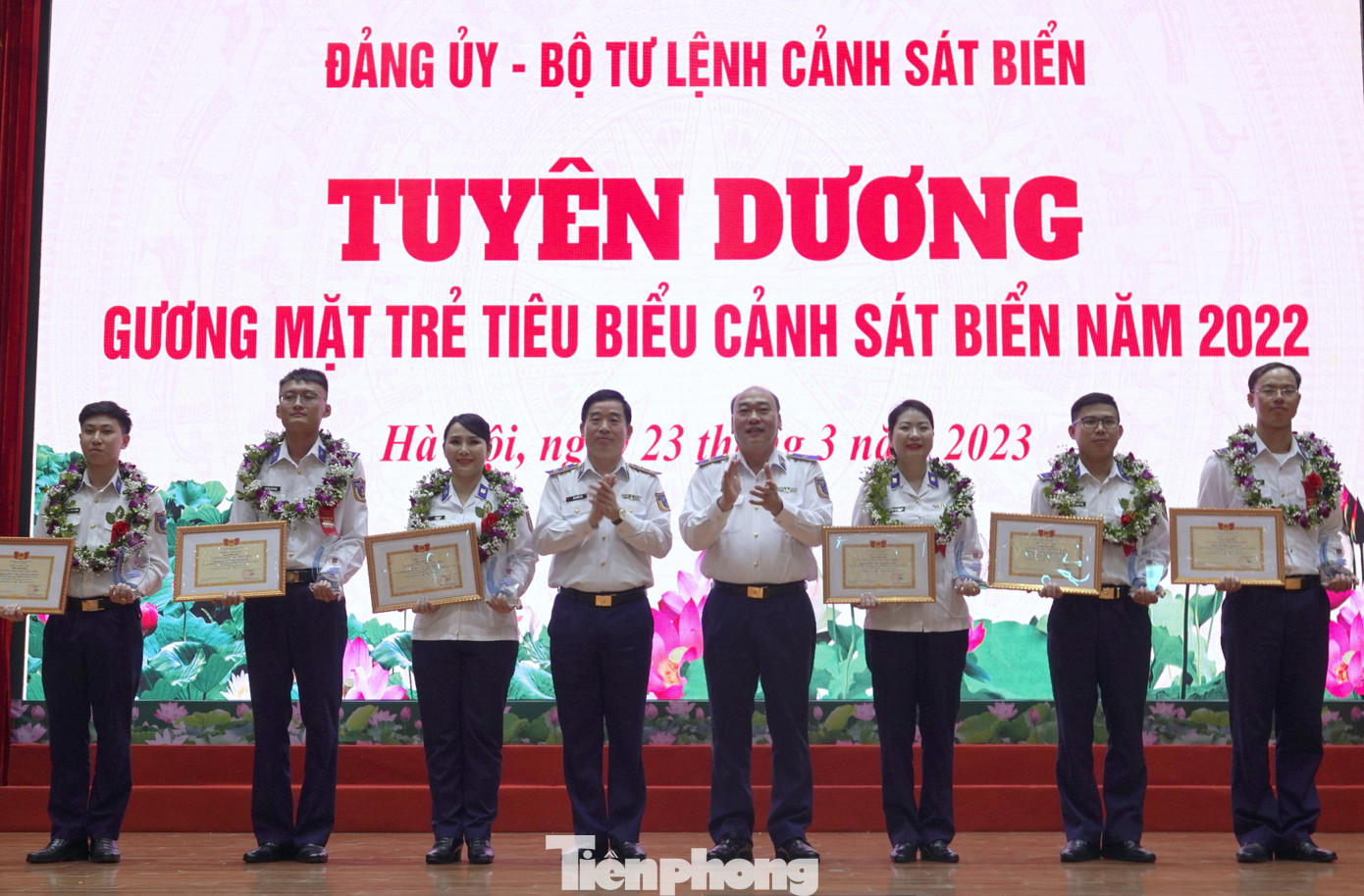 Trung tướng Bùi Quốc Oai - Chính uỷ CSB và Thiếu tướng Lê Quang Đạo - Tư lệnh CSB, trao thưởng cho các Gương mặt trẻ tiêu biểu CSB năm 2022. Trung tướng Bùi Quốc Oai - Chính uỷ CSB và Thiếu tướng Lê Quang Đạo - Tư lệnh CSB, trao thưởng cho các Gương mặt trẻ tiêu biểu CSB năm 2022.