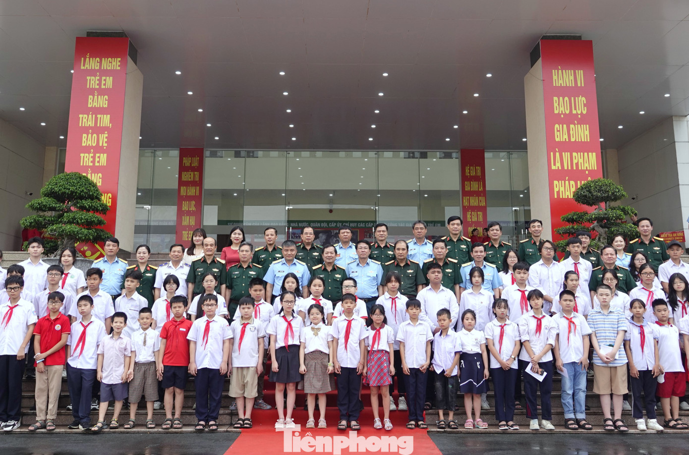 Các đại biểu về dự lễ phát động, sáng 23/5. Ảnh: Nguyễn Minh