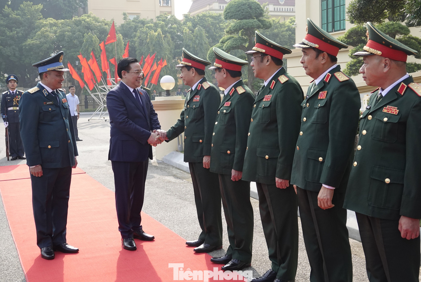 Lãnh đạo Quân ủy Trung ương - Bộ Quốc phòng đón Chủ tịch Quốc hội tới dự lễ kỷ niệm.
