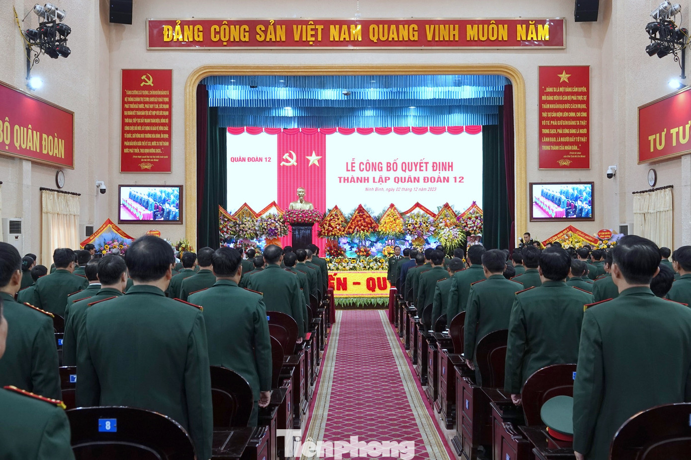 Tại buổi lễ, các Quyết định của Bộ trưởng Bộ Quốc phòng về việc giải thể hai Quân đoàn 1 và Quân đoàn 2 cùng Quyết định thành lập Quân đoàn 12 đã được công bố.