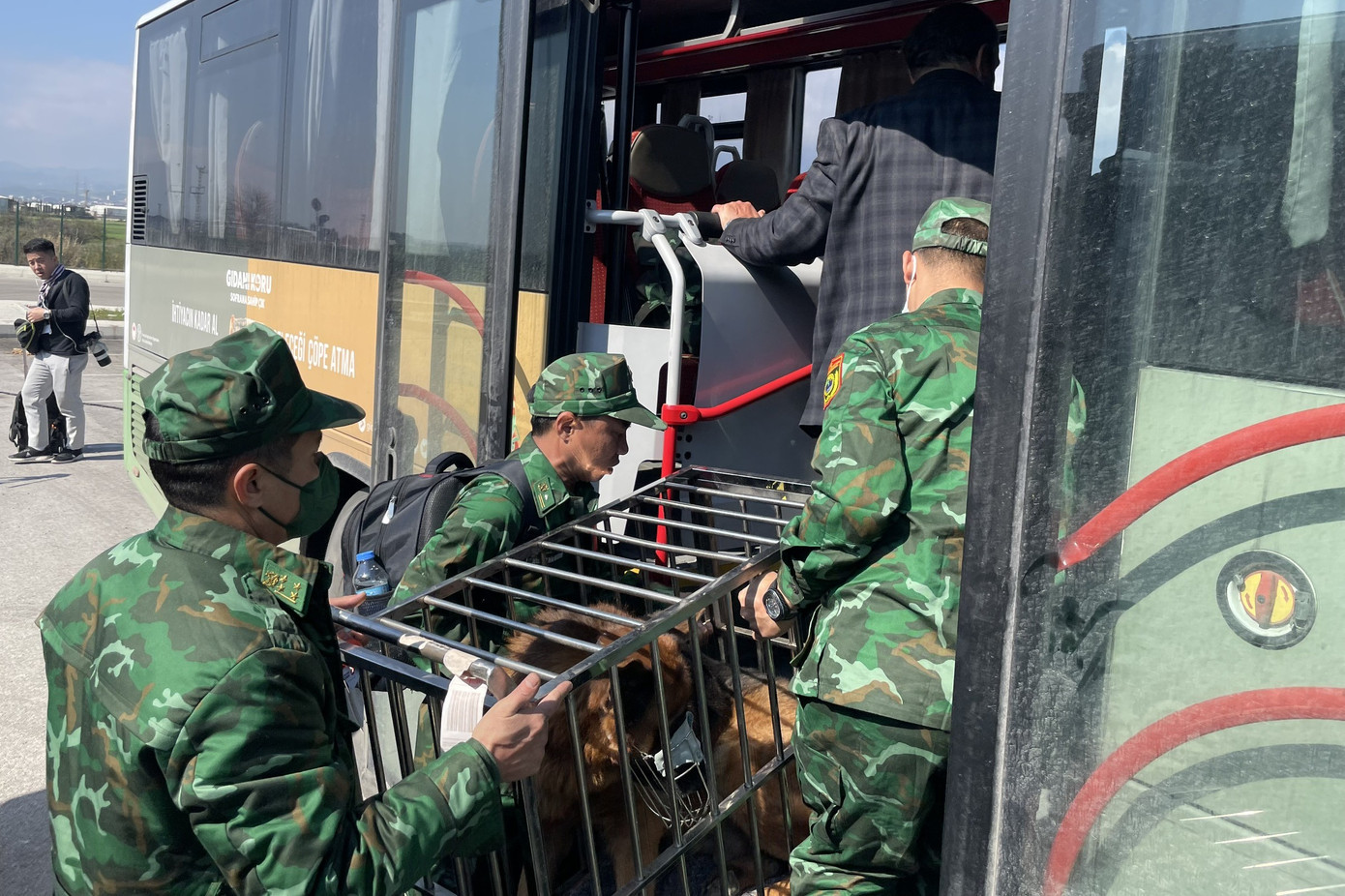 Huấn luyện viên và chó nghiệp vụ Biên phòng di chuyển ra sân bay Huấn luyện viên và chó nghiệp vụ Biên phòng di chuyển ra sân bay