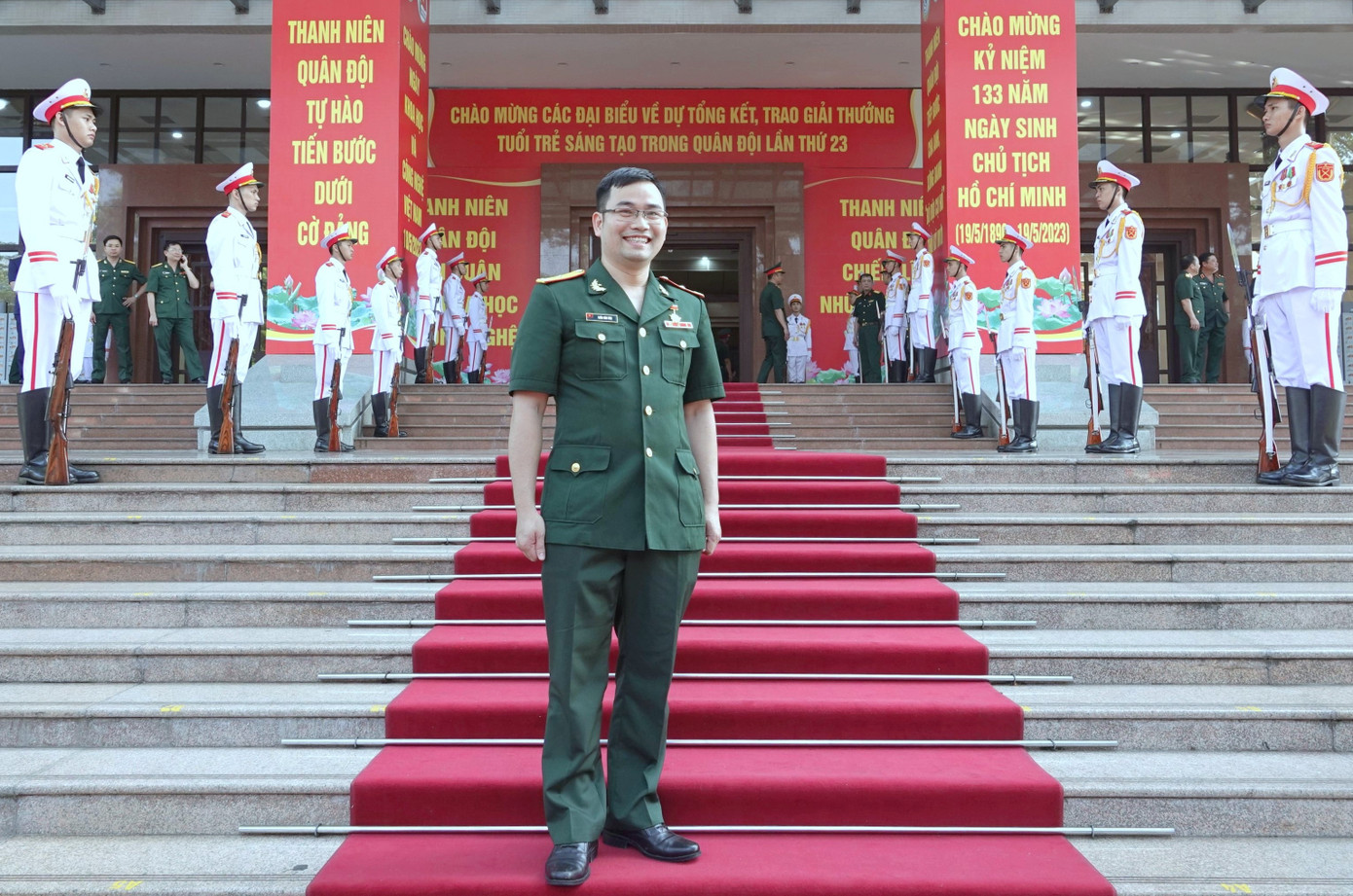 Thiếu tá Trần Văn Tôn tại lễ tổng kết, trao Giải thưởng TTST trong Quân đội lần thứ 23. Ảnh: Nguyễn Minh