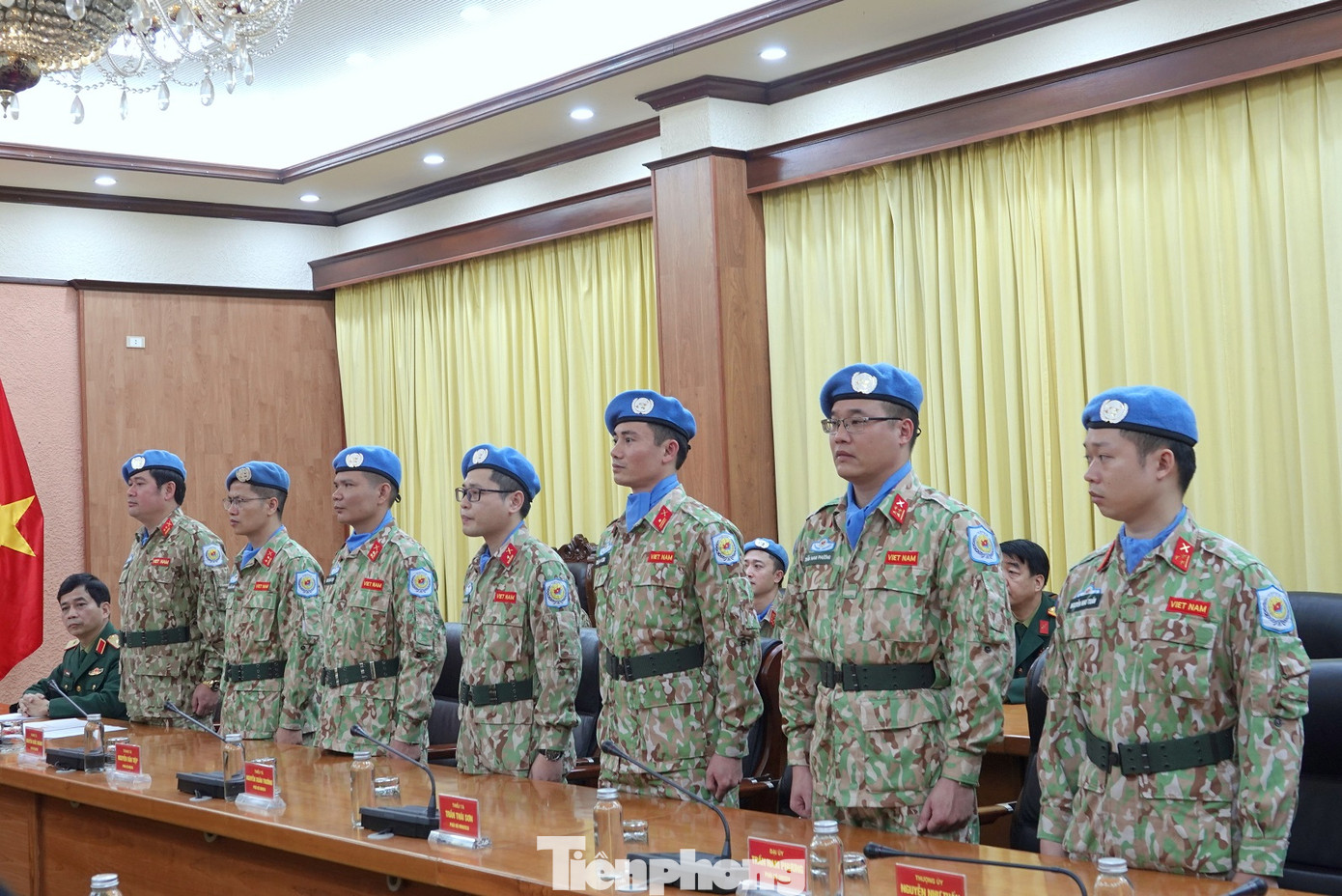 7 quân nhân nghe công bố Quyết định của Chủ tịch nước về việc cử sĩ quan đi làm nhiệm vụ GGHB LHQ. 7 quân nhân nghe công bố Quyết định của Chủ tịch nước về việc cử sĩ quan đi làm nhiệm vụ GGHB LHQ.