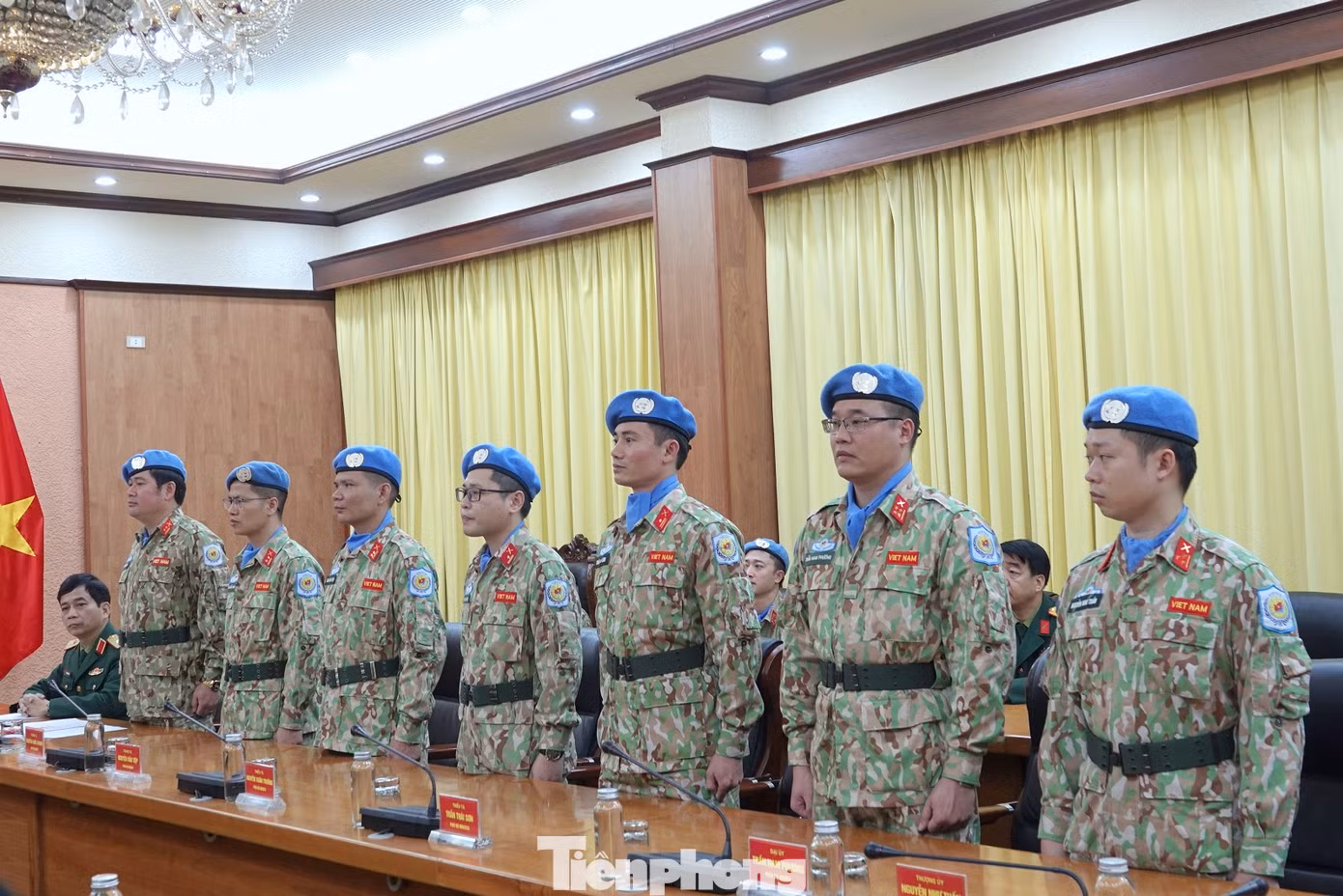 7 quân nhân nghe công bố Quyết định của Chủ tịch nước về việc cử sĩ quan đi làm nhiệm vụ GGHB LHQ.