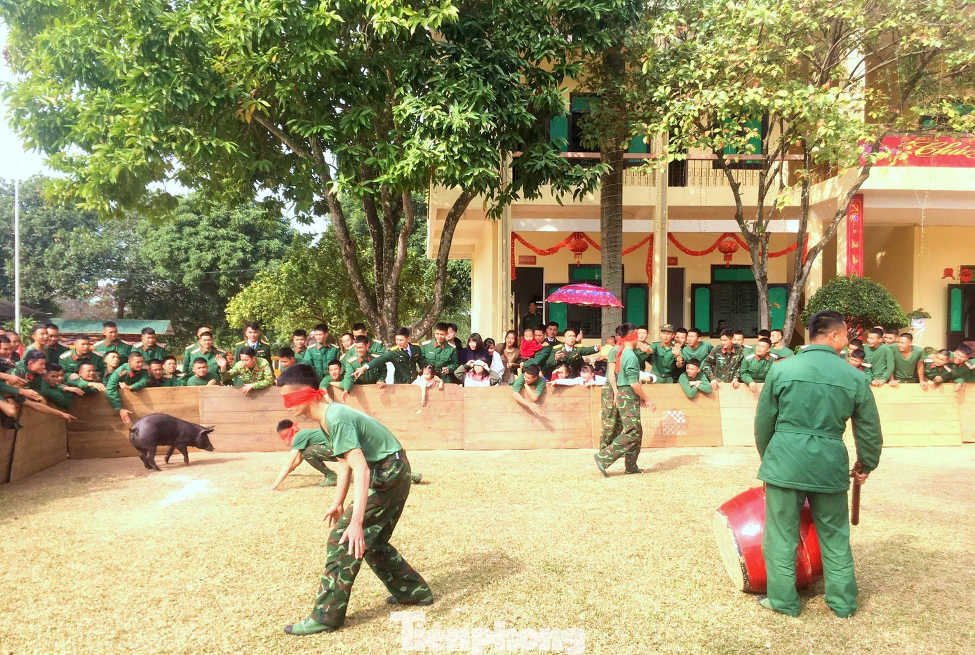 Trò chơi bịt mắt bắt lợn