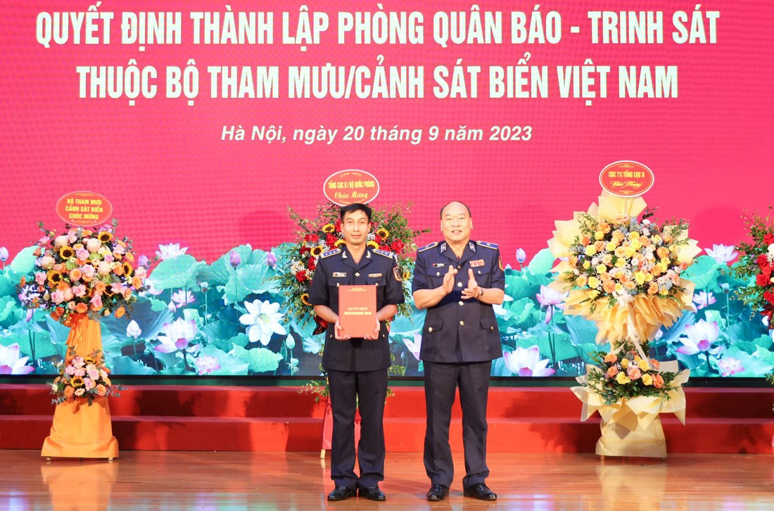 Thiếu tướng Lê Quang Đạo - Tư lệnh Cảnh sát biển trao Quyết định thành lập cho Phòng Quân báo - Trinh sát.