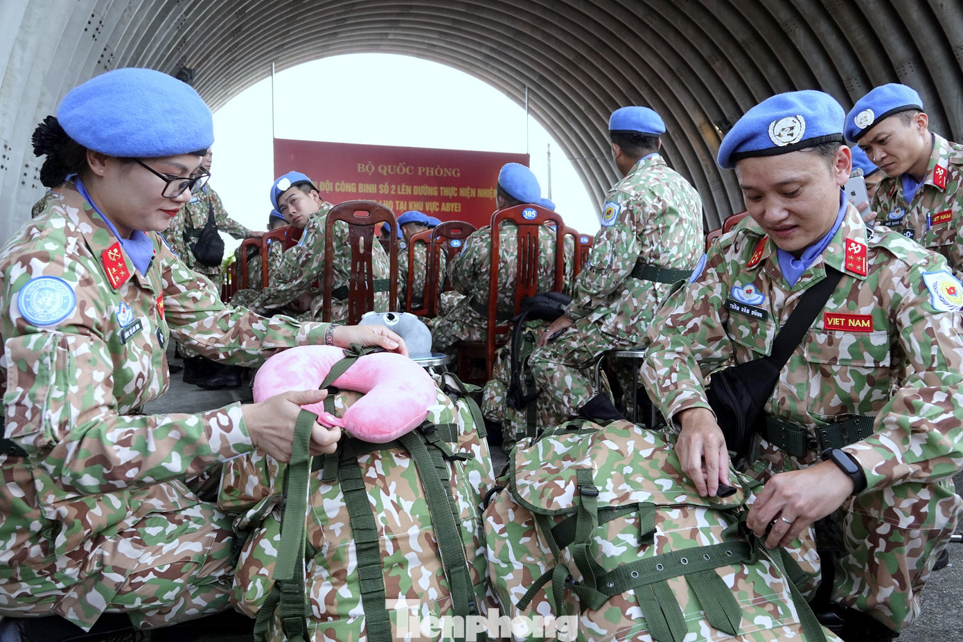 Đại úy quân nhân chuyên nghiệp Hoàng Thị Hương - nhân viên Phân đội hậu cần bảo đảm và Đại úy quân nhân chuyên nghiệp Trần Văn Dũng - kỹ thuật viên công nghệ thông tin sắp xếp quân tư trang tại Tiểu đoàn Căn cứ Nội Bài, trước giờ lên đường.