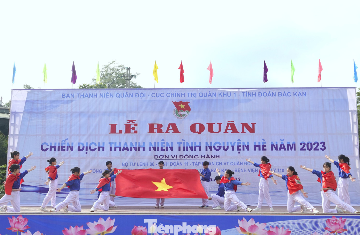 Đoàn viên huyện Ngân Sơn biểu diễn văn nghệ tại lễ ra quân, sáng 7/6. Ảnh: Nguyễn Minh