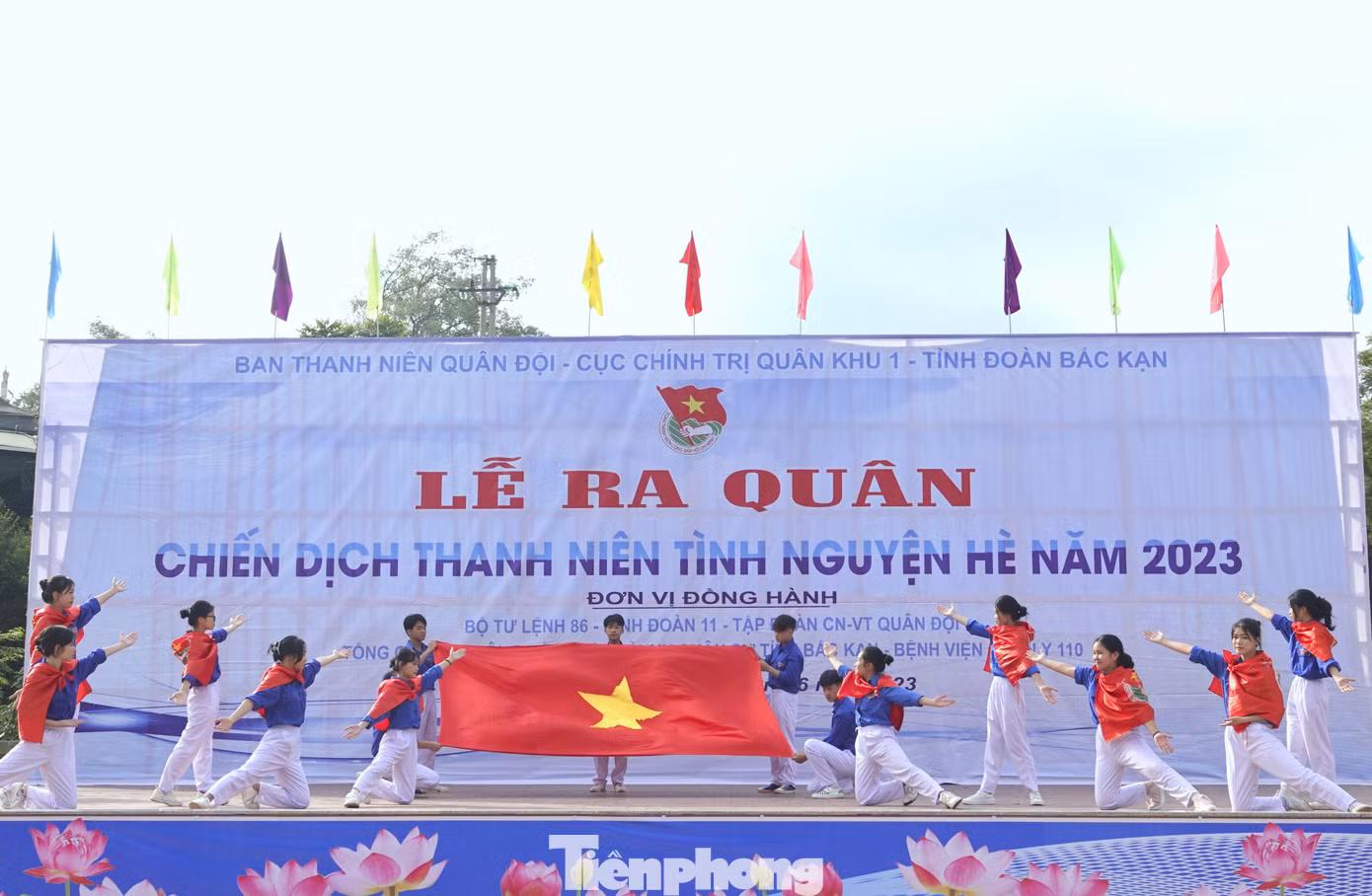 Đoàn viên huyện Ngân Sơn biểu diễn văn nghệ tại lễ ra quân, sáng 7/6. Ảnh: Nguyễn Minh Đoàn viên huyện Ngân Sơn biểu diễn văn nghệ tại lễ ra quân, sáng 7/6. Ảnh: Nguyễn Minh