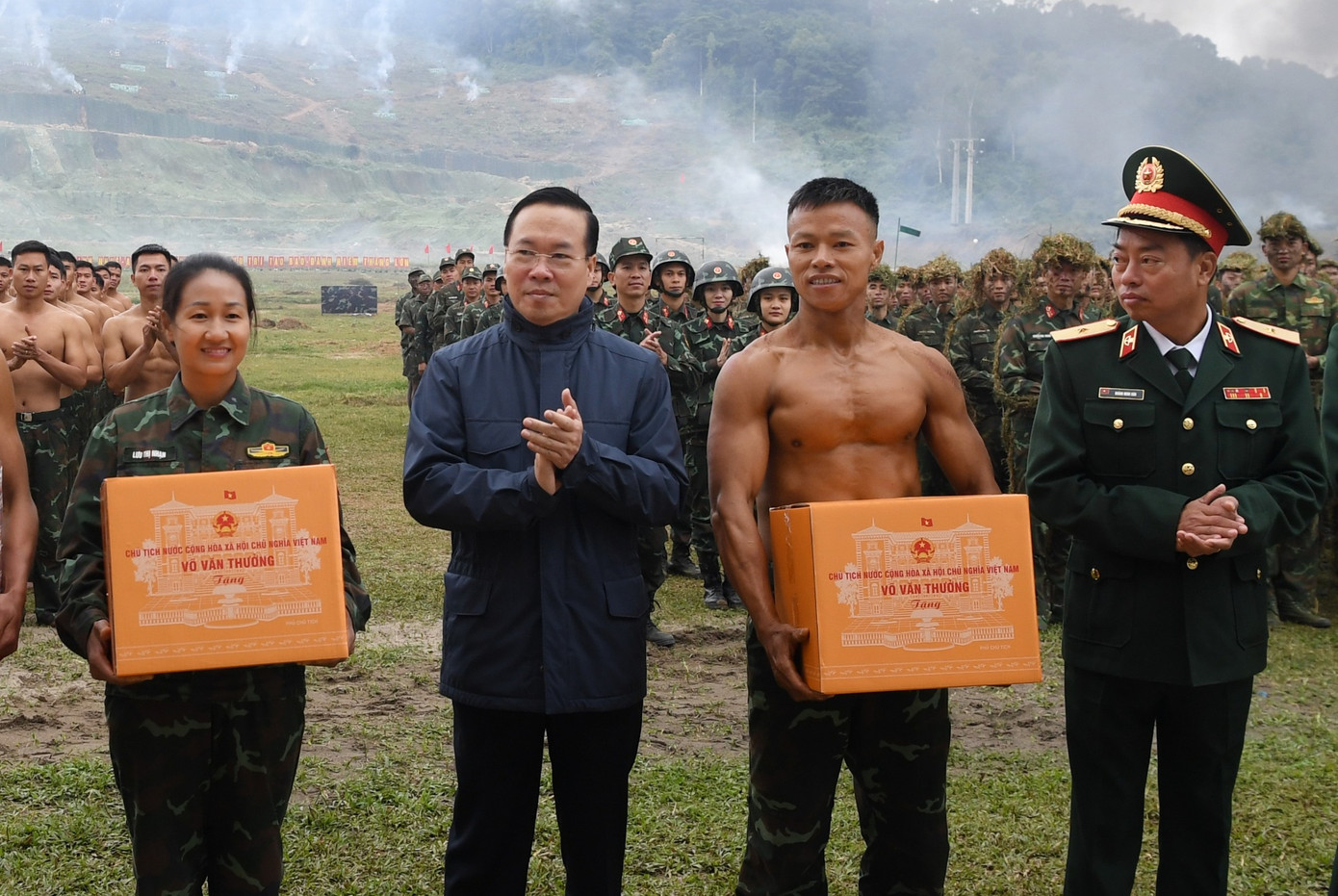 Chủ tịch nước trao quà tặng các quân nhân của Binh chủng Đặc công. Chủ tịch nước trao quà tặng các quân nhân của Binh chủng Đặc công.