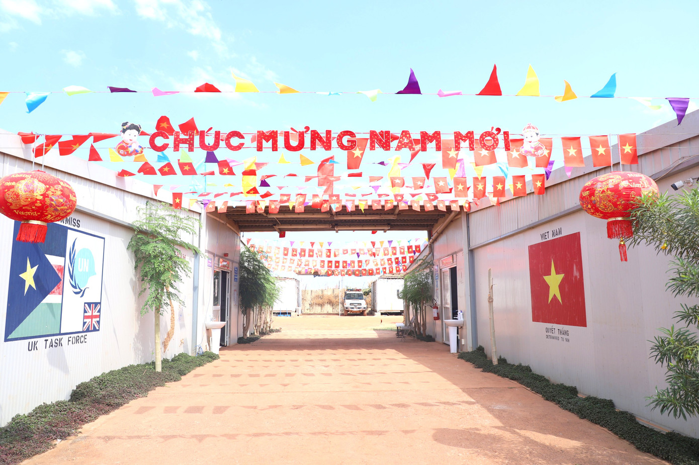 Những ngày này, khuôn viên, cảnh quan của Bệnh viện dã chiến cấp 2 số 4 (BVDC 2.4) được cải tạo, trang trí thêm các hình ảnh mang đặc trưng không gian Tết cổ truyền của dân tộc cũng như hình ảnh đất nước, con người Việt Nam thân thiện và yêu chuộng hòa bình.