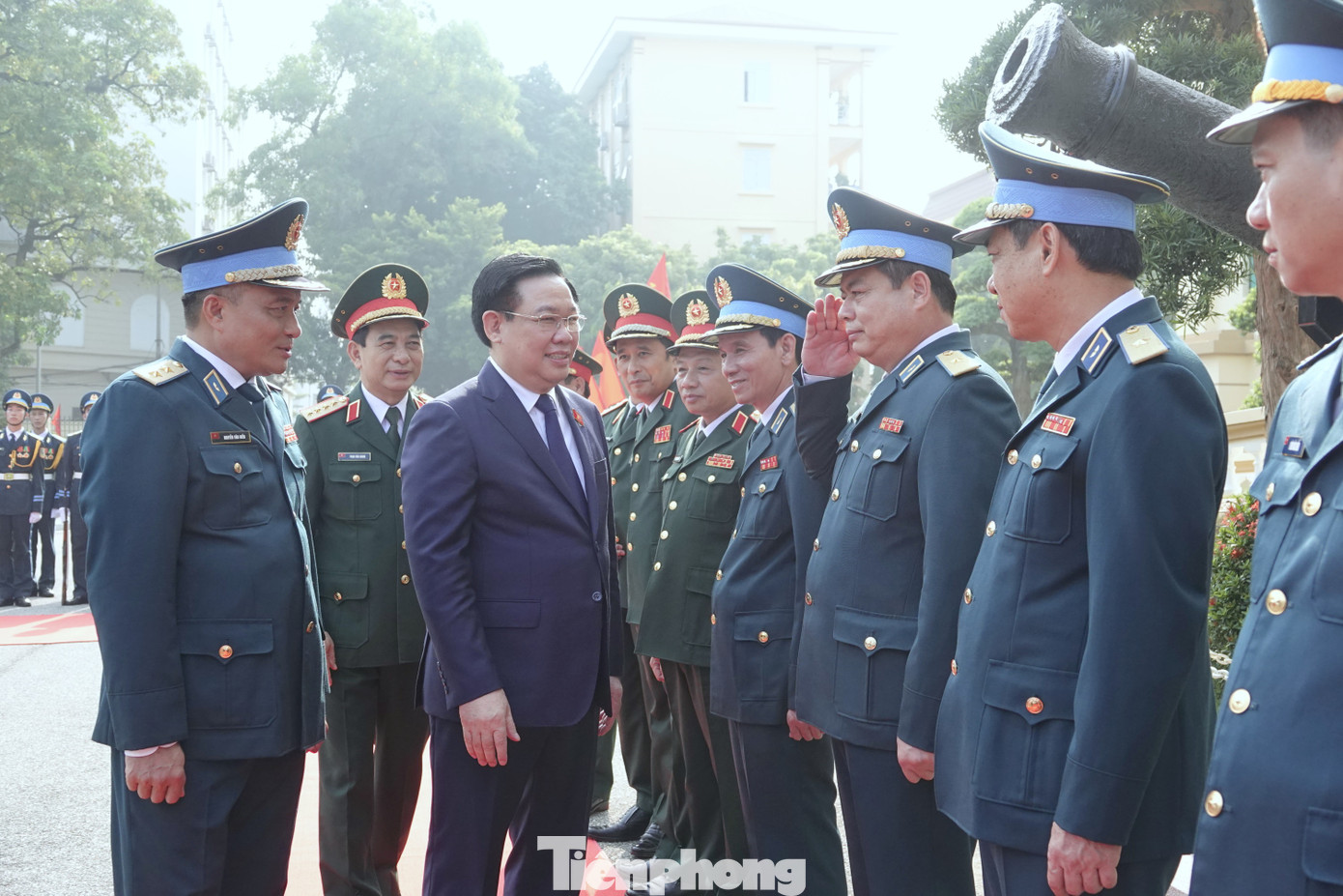 Lãnh đạo Quân chủng Phòng không - Không quân chào đón Chủ tịch Quốc hội tới dự buổi lễ.