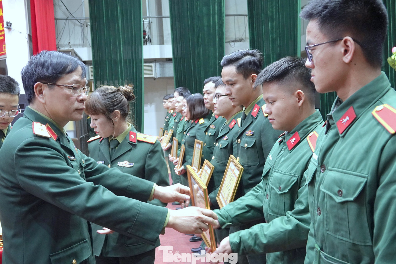 Thiếu tướng Trần Văn Thưởng - Bí thư Đảng ủy, Chính ủy Học viện KTQS trao thưởng cho các tập thể, cá nhân.