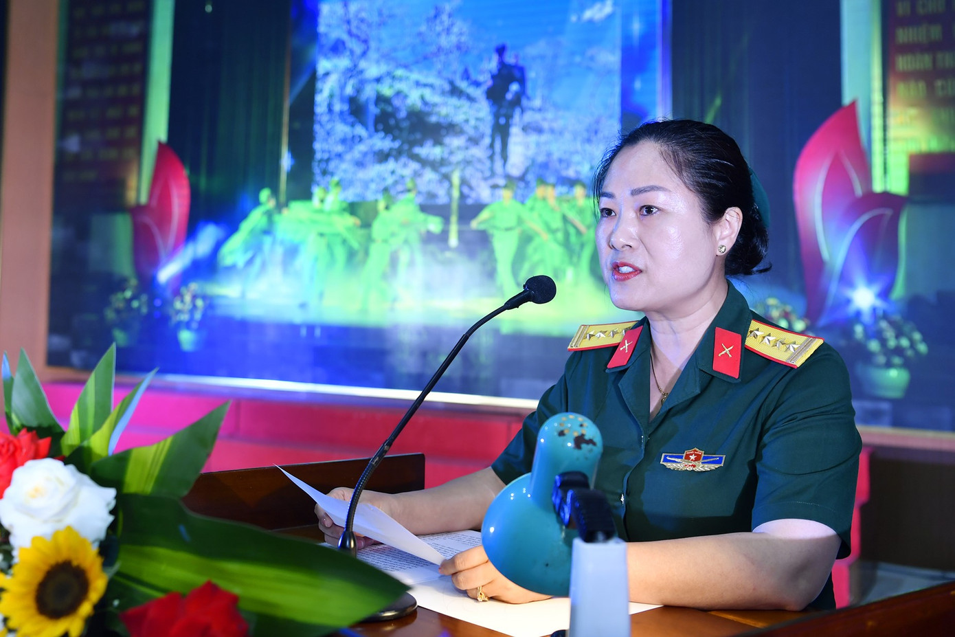 Đại tá Phùng Thị Phú - Trưởng ban Phụ nữ Quân đội đánh giá tổng kết hội thi.