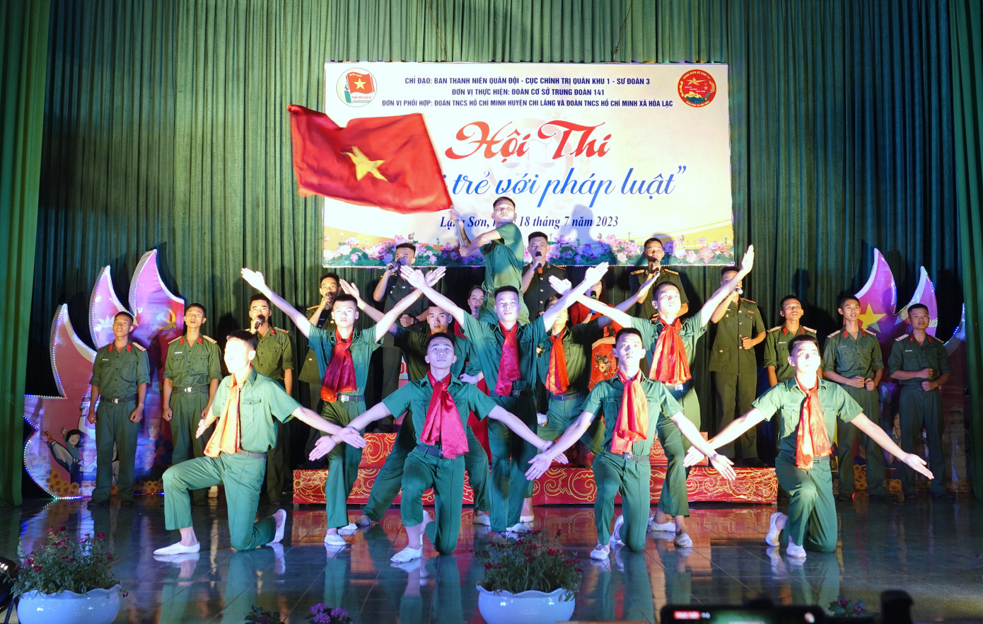 Chương trình văn nghệ của ĐVTN Trung đoàn 141 và đơn vị kết nghĩa tại hội thi.