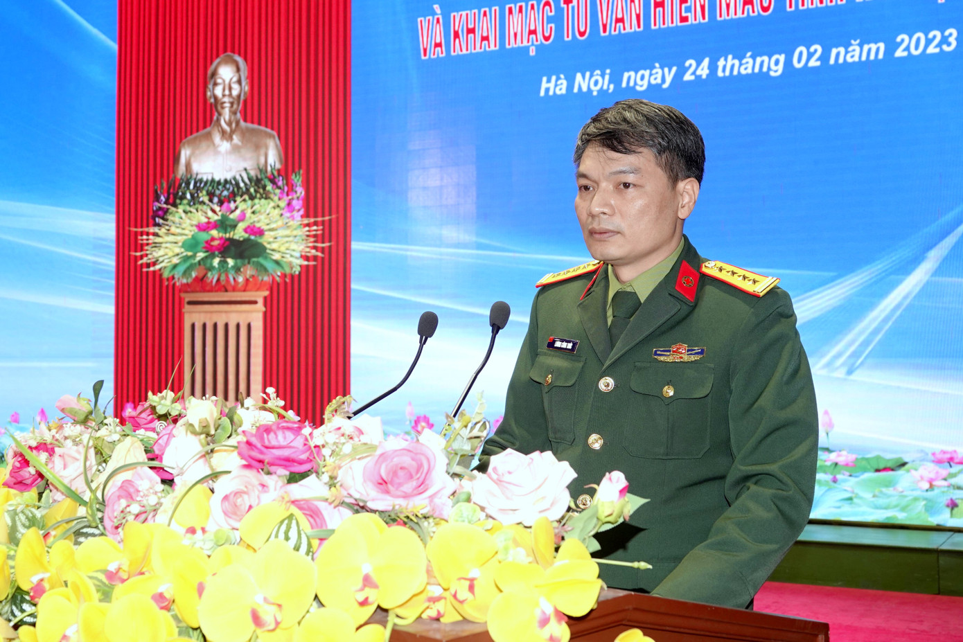 Đại tá, PGS.TS Lương Công Thức - Phó Giám đốc Bệnh viện Quân y 103 phát biểu chia sẻ với cán bộ, ĐVTN Trường SQLQ 1 về ý nghĩa của việc hiến máu tình nguyện Đại tá, PGS.TS Lương Công Thức - Phó Giám đốc Bệnh viện Quân y 103 phát biểu chia sẻ với cán bộ, ĐVTN Trường SQLQ 1 về ý nghĩa của việc hiến máu tình nguyện