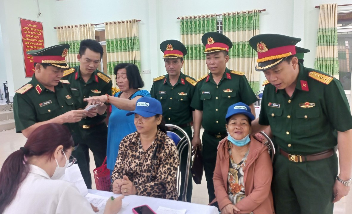 Ban tổ chức chương trình thăm hỏi người dân xã Hiệp Hòa tới khám bệnh miễn phí Ban tổ chức chương trình thăm hỏi người dân xã Hiệp Hòa tới khám bệnh miễn phí