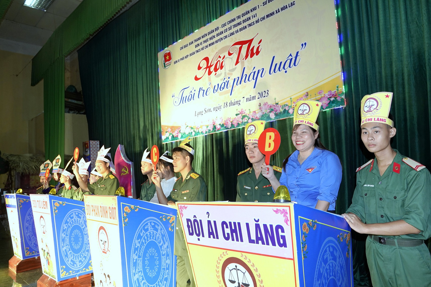 Tại hội thi, 4 đội thi thực hiện 3 phần thi chào hỏi, tìm hiểu kiến thức và xử trí tình huống pháp luật; thi tuyên truyền pháp luật.