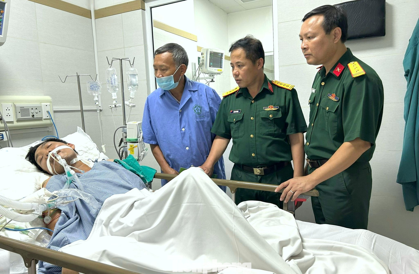 Cùng ngày, đoàn công tác đã đến Khoa hồi sức tích cực, Bệnh viện Bạch Mai thăm hỏi gia đình Thiếu tá Nguyễn Văn Chương - Trợ lý Tác chiến, Lữ đoàn Thông tin 21 (Bộ Tư lệnh Bộ đội Biên phòng). Vợ Thiếu tá Nguyễn Văn Chương và 2 con đều không may qua đời trong vụ cháy, tài sản cũng mất hết. Cùng ngày, đoàn công tác đã đến Khoa hồi sức tích cực, Bệnh viện Bạch Mai thăm hỏi gia đình Thiếu tá Nguyễn Văn Chương - Trợ lý Tác chiến, Lữ đoàn Thông tin 21 (Bộ Tư lệnh Bộ đội Biên phòng). Vợ Thiếu tá Nguyễn Văn Chương và 2 con đều không may qua đời trong vụ cháy, tài sản cũng mất hết.