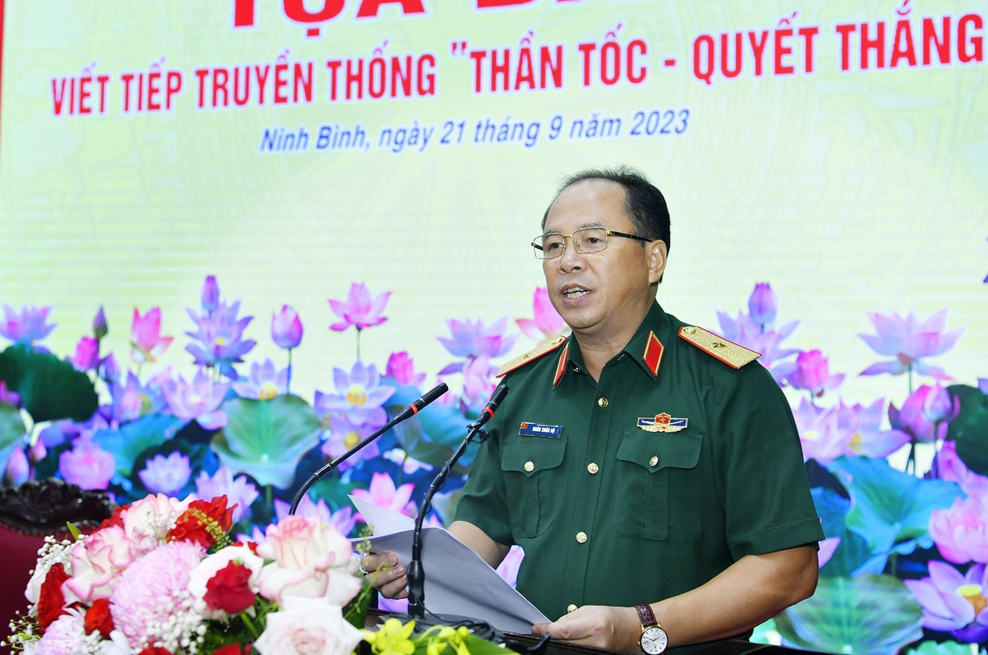 Thiếu tướng Đoàn Xuân Bộ - Tổng Biên tập Báo Quân đội nhân dân, báo cáo đề dẫn tọa đàm.