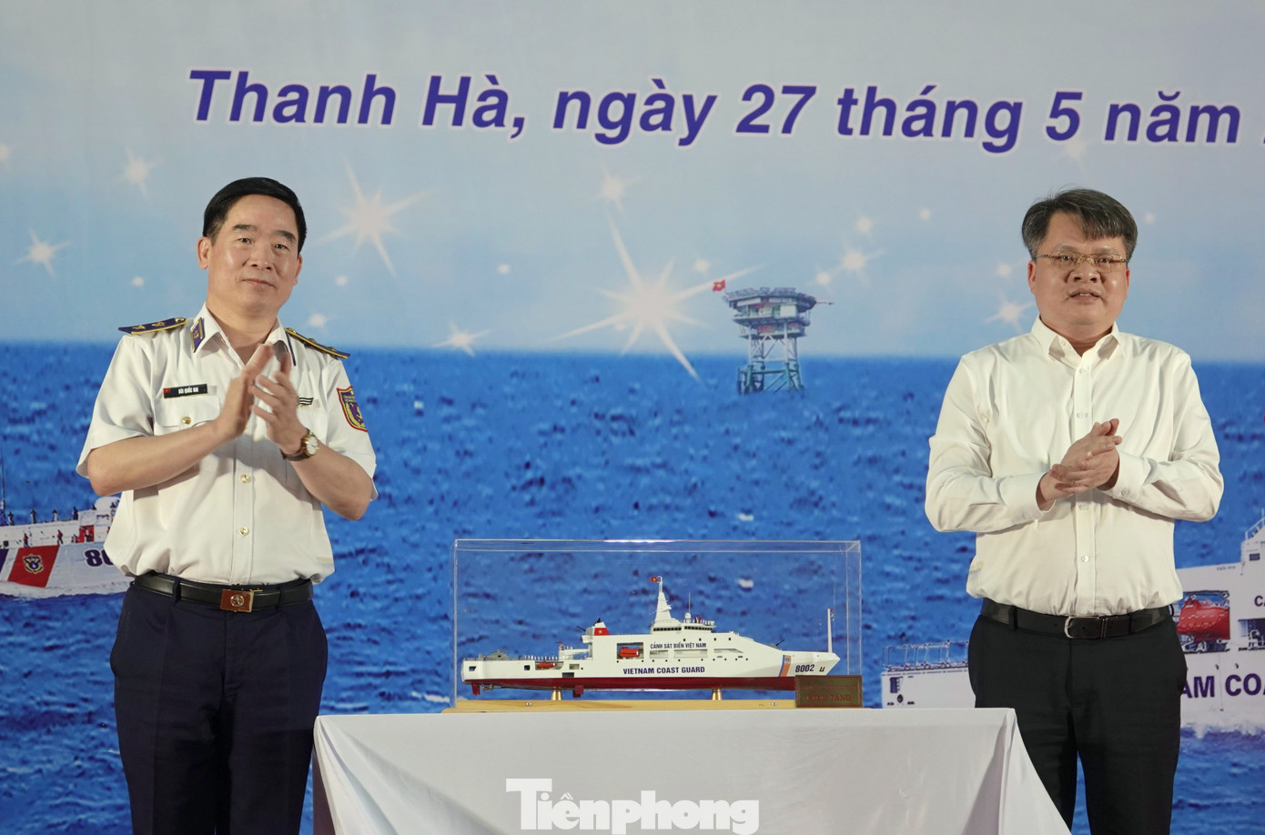 Trung tướng Bùi Quốc Oai - Bí thư Đảng ủy, Chính ủy Cảnh sát biển Việt Nam trao mô hình tàu Cảnh sát biển tặng địa phương. Trung tướng Bùi Quốc Oai - Bí thư Đảng ủy, Chính ủy Cảnh sát biển Việt Nam trao mô hình tàu Cảnh sát biển tặng địa phương.