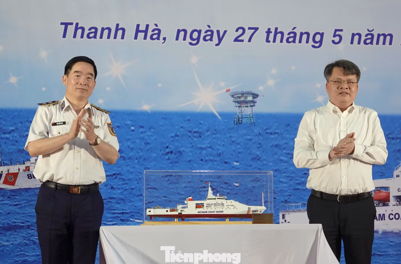 Trung tướng Bùi Quốc Oai - Bí thư Đảng ủy, Chính ủy Cảnh sát biển Việt Nam trao mô hình tàu Cảnh sát biển tặng địa phương. Trung tướng Bùi Quốc Oai - Bí thư Đảng ủy, Chính ủy Cảnh sát biển Việt Nam trao mô hình tàu Cảnh sát biển tặng địa phương.